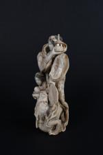 JAPON, XIXème siècle. Okimono en ivoire sculpté, gravé et ajouré...