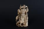 JAPON, XIXème siècle. Okimono en ivoire sculpté, gravé et ajouré...