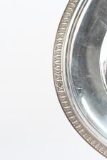 PLAT ovale en argent, bordure de feuilles d'eau. Paris 1819-38....