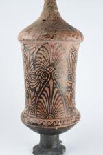 LOUTROPHORE (Barrel- Amphora) en céramique à vernis noir, décorée de...