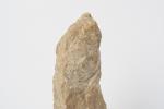 VISAGE sculpté sur une pierre calcaire brute. H. 22.5 cm....