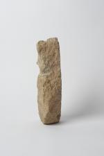 VISAGE sculpté sur une pierre calcaire brute. H. 22.5 cm....