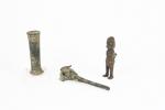 Trois objets en bronze dont une figurine de prisonnier les...