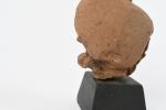 TETE de figurine féminine Hajapahit en terre cuite portant une...