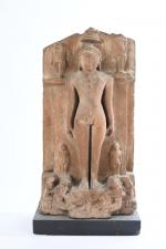 STELE jaïn en grès représentant un tirthankara debout entre deux...