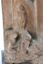 STELE jaïn en grès représentant un tirthankara debout entre deux...