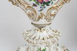 VASES (paire de) en porcelaine de Paris à décor polychrome...