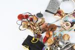 BIJOUX (lot de ) fantaisies comprenant colliers, bracelets, montres, bagues,...