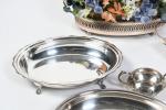 LOT de métal argenté comprenant : une jardinière de table ovale...