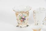 PARIS. Vase cornet en porcelaine nervuré, décor de fleurs polychrome...