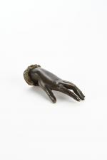 PRESSE-PAPIER "main de femme baguée" en bronze à patine brune,...