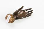 PRESSE-PAPIER "main de femme baguée" en bronze à patine brune,...