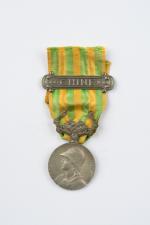 FRANCE Médaille de Chine 1900, par Lemaire. Argent, ruban, agrafe...