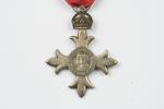 GRANDE-BRETAGNE Ordre de l'Empire britannique. Argenté, ruban, écrin.
Expert : M....