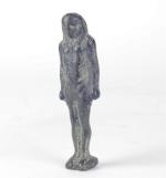 STATUETTE D'UN PERSONNAGE en bronze de style archaïque. H. 11,5...