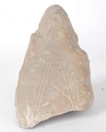 FRAGMENT en pierre gravée sur un côté d'un motif géométrique...