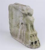 ELEMENT de siège en marbre blanc à décor d'un sphinx...