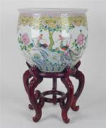CACHE-POT en porcelaine de Chine à décor polychrome de fleurs...