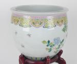 CACHE-POT en porcelaine de Chine à décor polychrome de fleurs...
