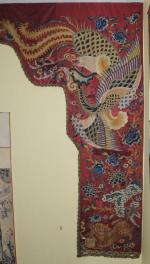 ENCADREMENT de porte brodé à décor d'oiseaux, Chine 19ème siècle....