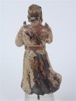 CHINE - 17ème siècle. Statuette de guerrier debout en bois...