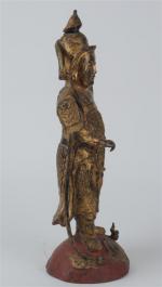 CHINE - 17ème siècle. Statuette de guerrier debout en bronze...
