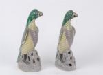CHINE, 19ème siècle. Paire de perroquets en porcelaine émaillée vert,...