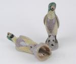 CHINE, 19ème siècle. Paire de perroquets en porcelaine émaillée vert,...