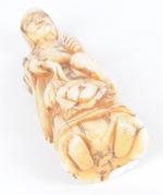 SUJET "personnage avec branche de lotus", ivoire sculpté, Chine époque...
