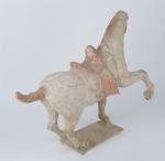 CHINE, époque TANG (618-907). Statuette de cheval debout en terre...