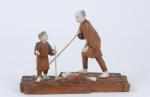 OKIMONO en bois naturel et ivoire sculpté "homme et enfant...