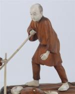 OKIMONO en bois naturel et ivoire sculpté "homme et enfant...