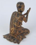 SUJET "bonze agenouillé en méditation", bois sculpté laqué et doré....