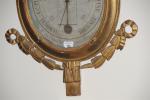 BAROMETRE thermomètre en médaillon, cadre en bois sculpté et doré,...