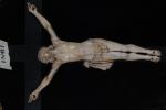 CHRIST (important) en croix en ivoire finement sculpté, époque du...