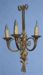 APPLIQUES (paire d'importantes) en bronze doré à trois lumières en...