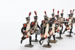 CBG - 33 figurines diverses : soldats marchant, épaulant (petits...