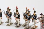 CBG - 33 figurines diverses : soldats marchant, épaulant (petits...