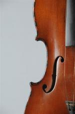 VIOLON des pays de l'Est, 20ème siècle, étiquette apocryphe "Stradivarius",...