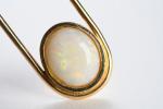 PENDENTIF en or jaune 750  sertie d'une opale. H....