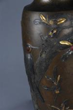 JAPON - 19ème siècle. POTICHES (paire de) en bronze et...