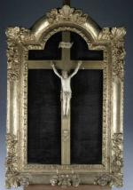 CHRIST en croix en ivoire sculpté, dans un cadre en...