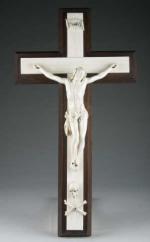 CHRIST et CROIX en ivoire sculpté. Epoque XIXème siècle. H....