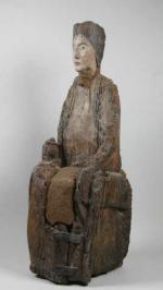 VIERGE assise en bois sculpté, avec traces et reprises de...