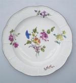 MEISSEN, assiette en porcelaine à décor polychrome de fleurs, aile...