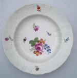 MEISSEN, assiette creuse en porcelaine à décor polychrome de fleurs,...
