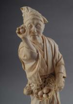 OKIMONO "Le mireur d'oeuf" en ivoire finement sculpté, Japon époque...