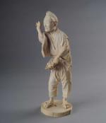 OKIMONO "Le mireur d'oeuf" en ivoire finement sculpté, Japon époque...