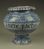 ITALIE, LIGURIE. Vase sur piédouche, décor camaïeu bleu d'une inscription...