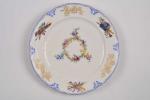 SEVRES (porcelaine tendre), 1763-1790. Assiette du service "attributs et groseilles"...